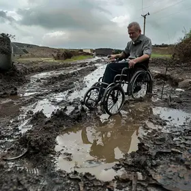 homem em cadeira de rodas