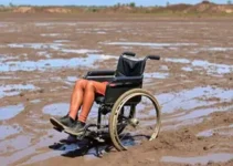 homem em cadeira de rodas